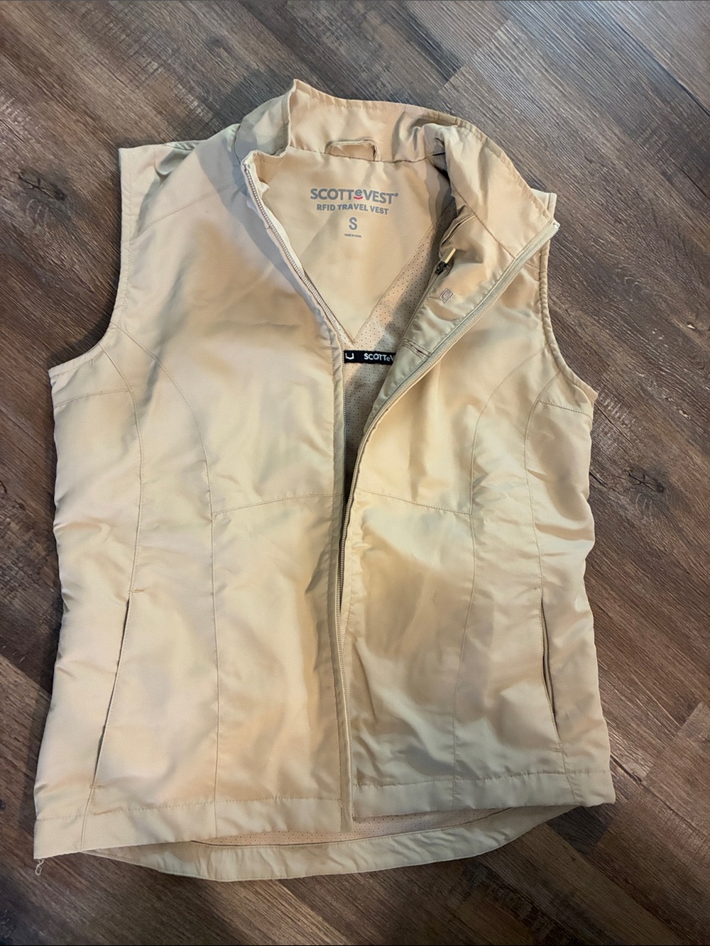 Scottevest Khaki Travel Vest with Multiple Pockets
